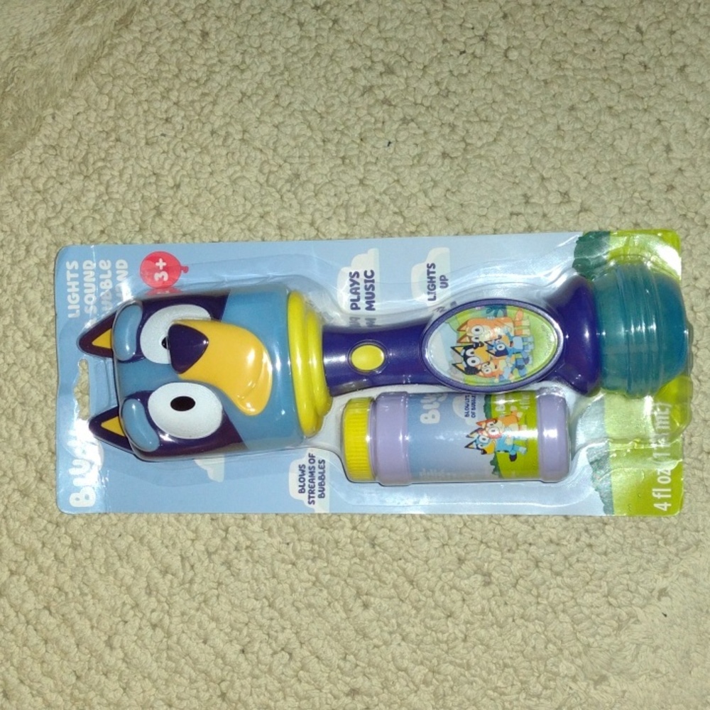 Bluey Light and Sound Musical Bubble Wand, Includes Bubble Solution, Little Kids